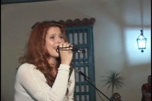 Isis Flores canta en la Casa de la Trova espirituana.